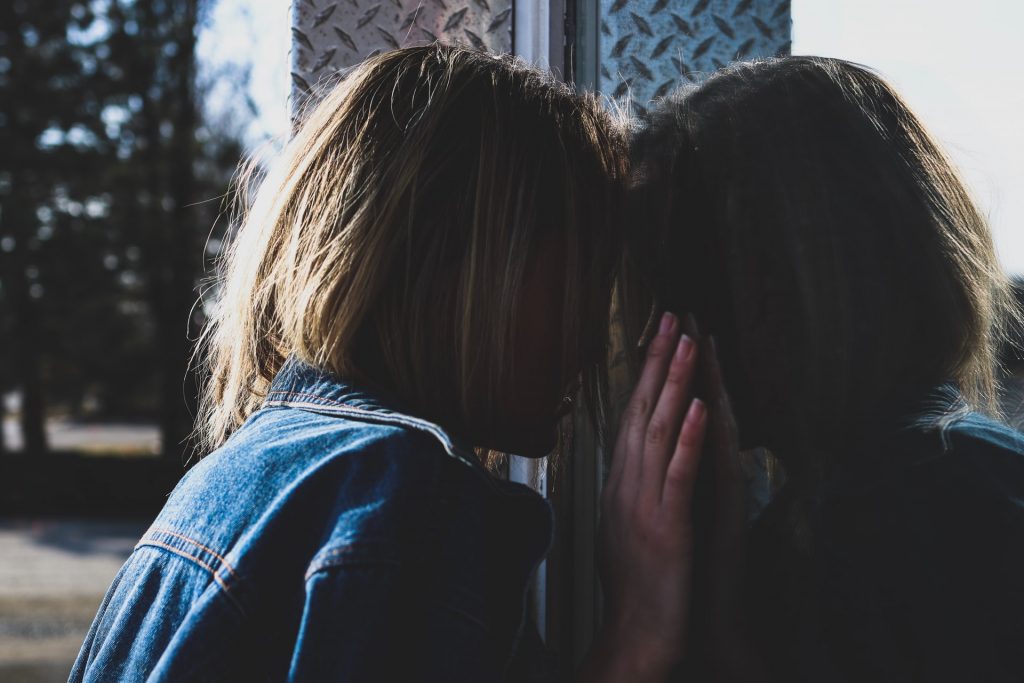 la femme s'est regardée dans le miroir