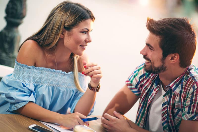jeune couple lors d'un premier rendez-vous