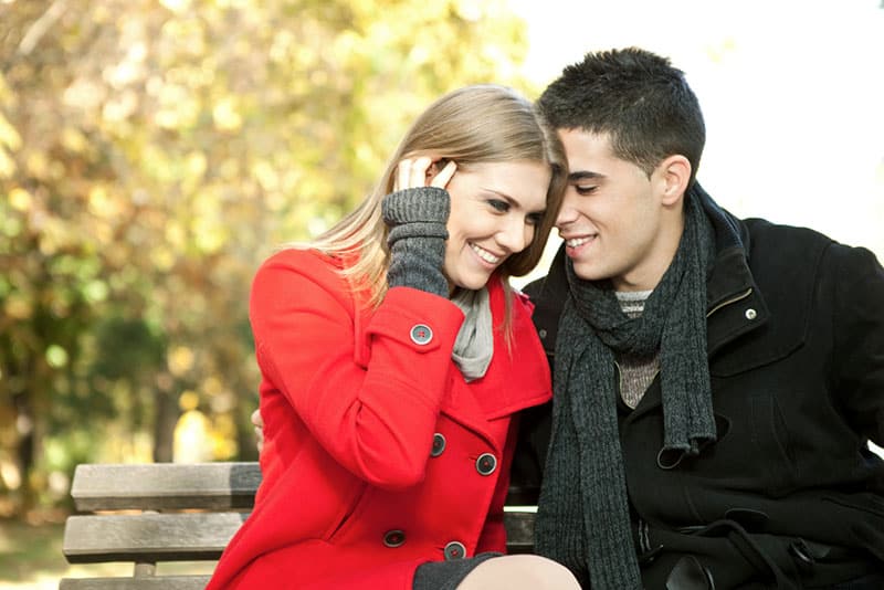jeune couple, séance banc, dans parc
