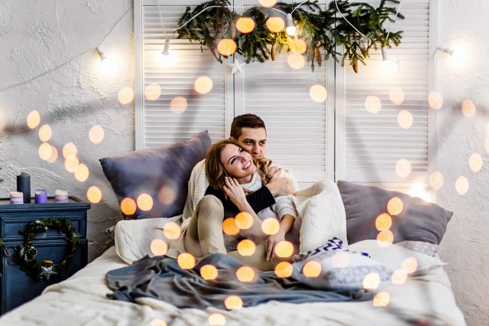 heureux couple aimant aime le lit