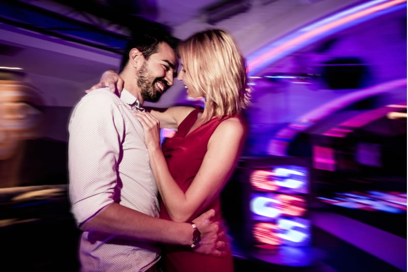 Couple dansant dans un club