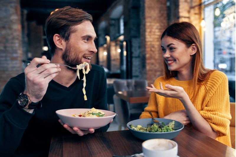 Un homme et une femme déjeunent dans un café