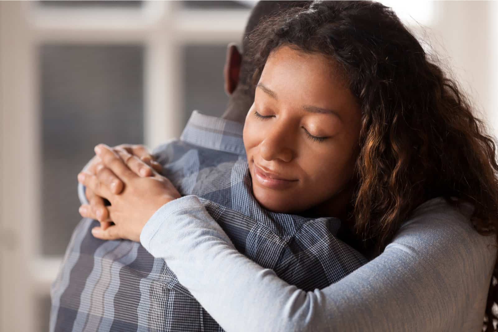 homme et femme s'embrassant à l'intérieur