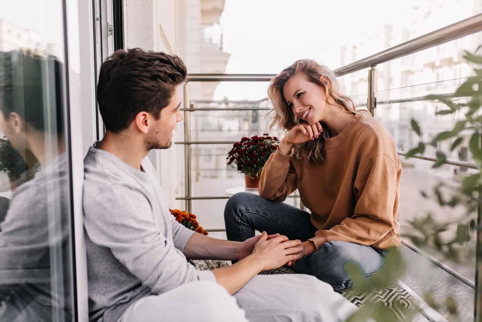 fille curieuse regardant son petit ami