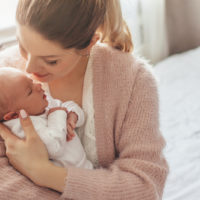 mère tenant son nouveau-né