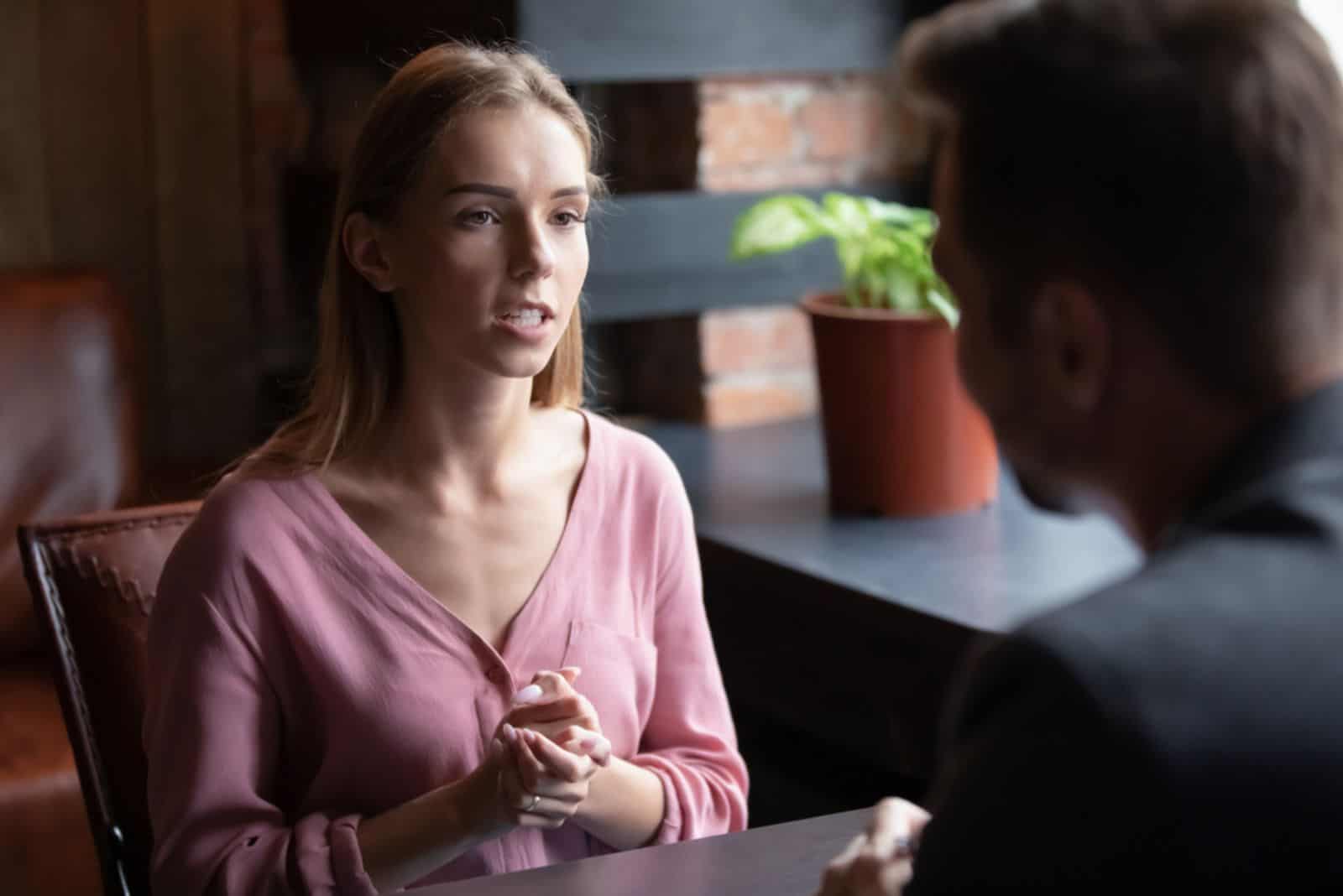 une jeune fille parle à un homme